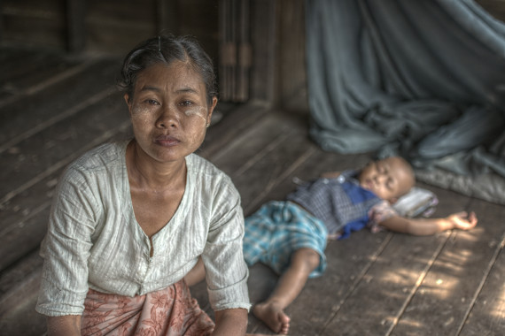 2014 - Village de Shar Ywar - Jin Jin Htay; 36 ans, élève seule sa fille de 2 ans (May Thin Zar Hlaing) et son fils de 16 ans.