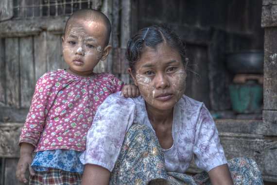 2013 - Village de Shar Ywar - Jin Jin Htay; 36 ans, élève seule sa fille de 2 ans (May Thin Zar Hlaing) et son fils de 16 ans.